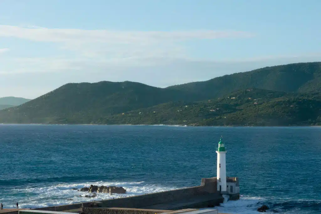 Vue sur la mer à partir du port