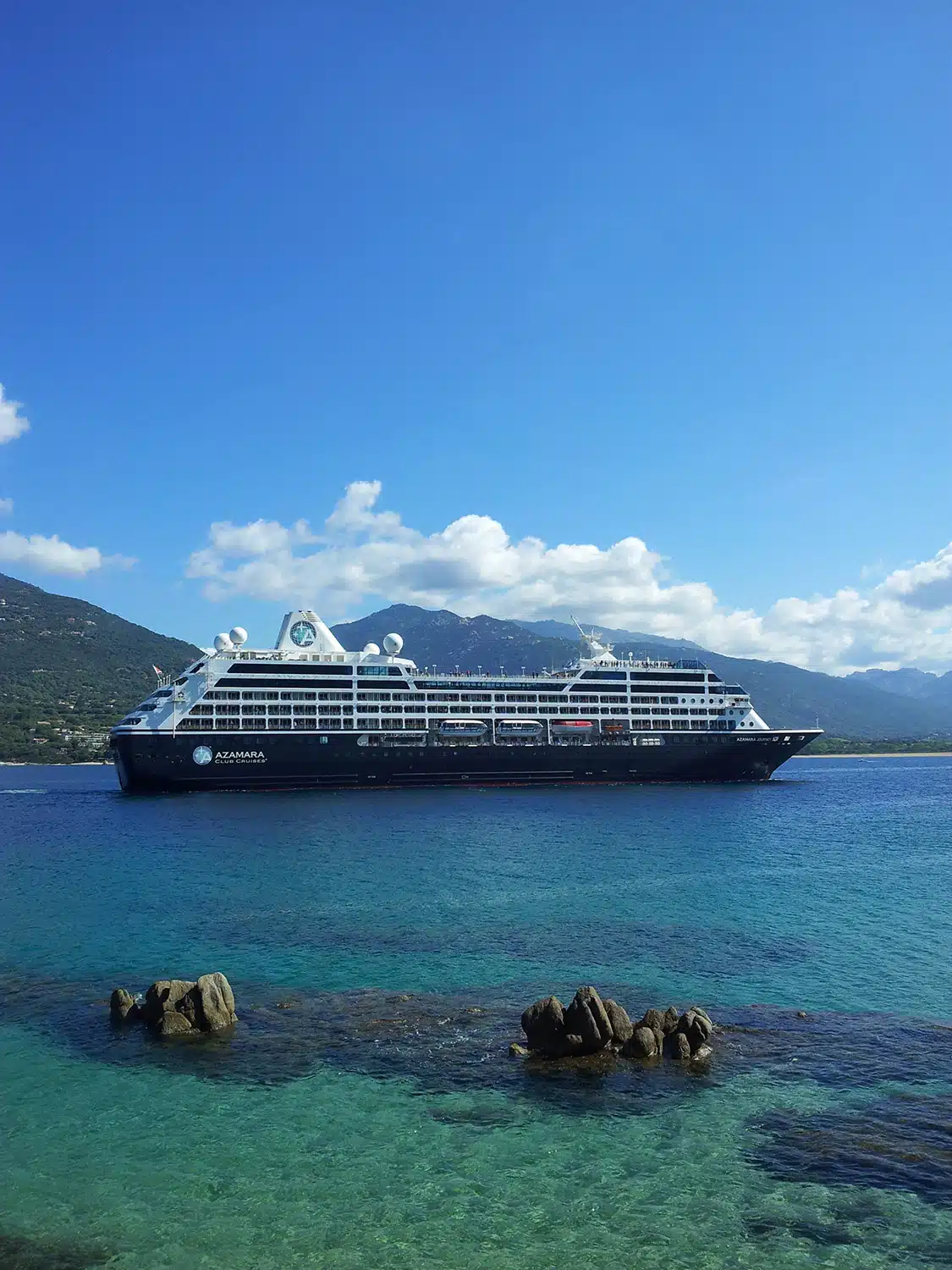 Bateau de croisière de Azamara sortant du port