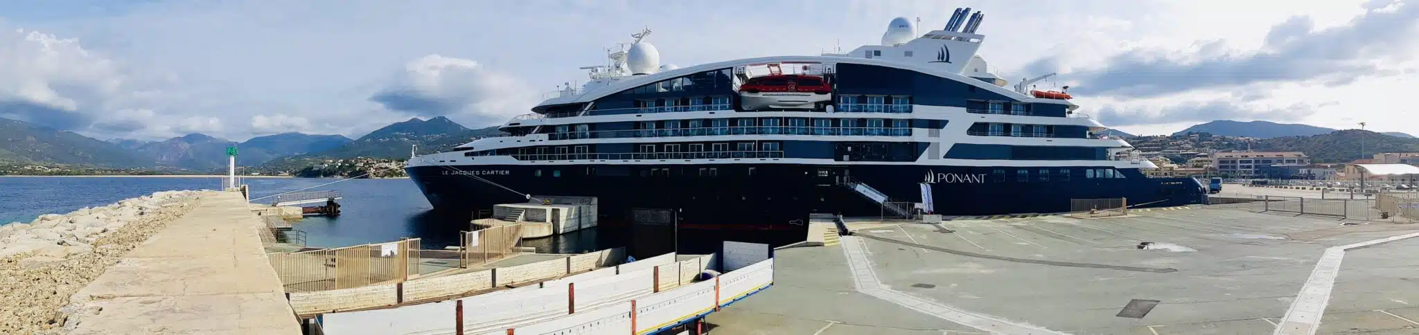 Vue d'ensemble d'un bateau de croisière Ponant dans le port de Propriano