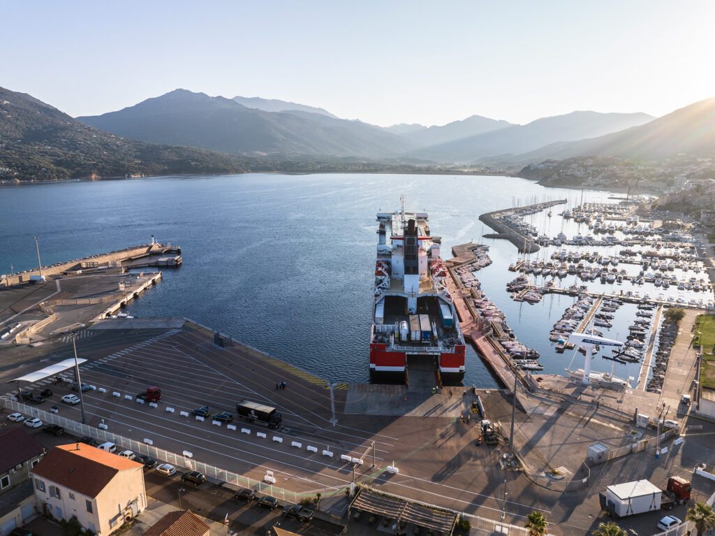 Vue aérienne d'un bateau en train de débarquer