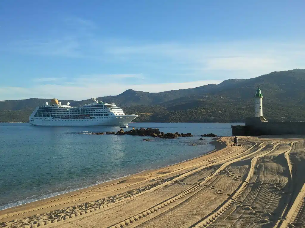 Bateau de Croisière arrivant au port de Propriano par un beau ciel bleu